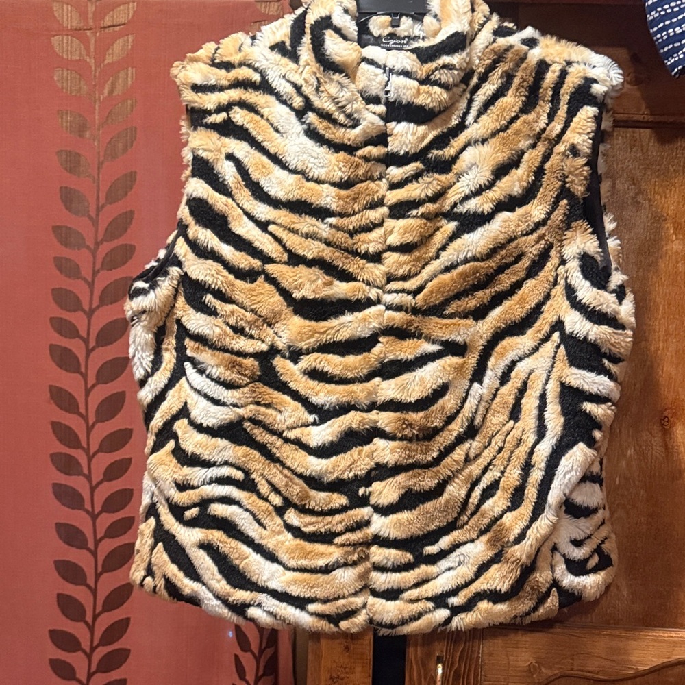 Cejon Faux Fur Vest in Black and Cream